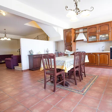 Villa Spacious Sicilian Etna Trecastagni